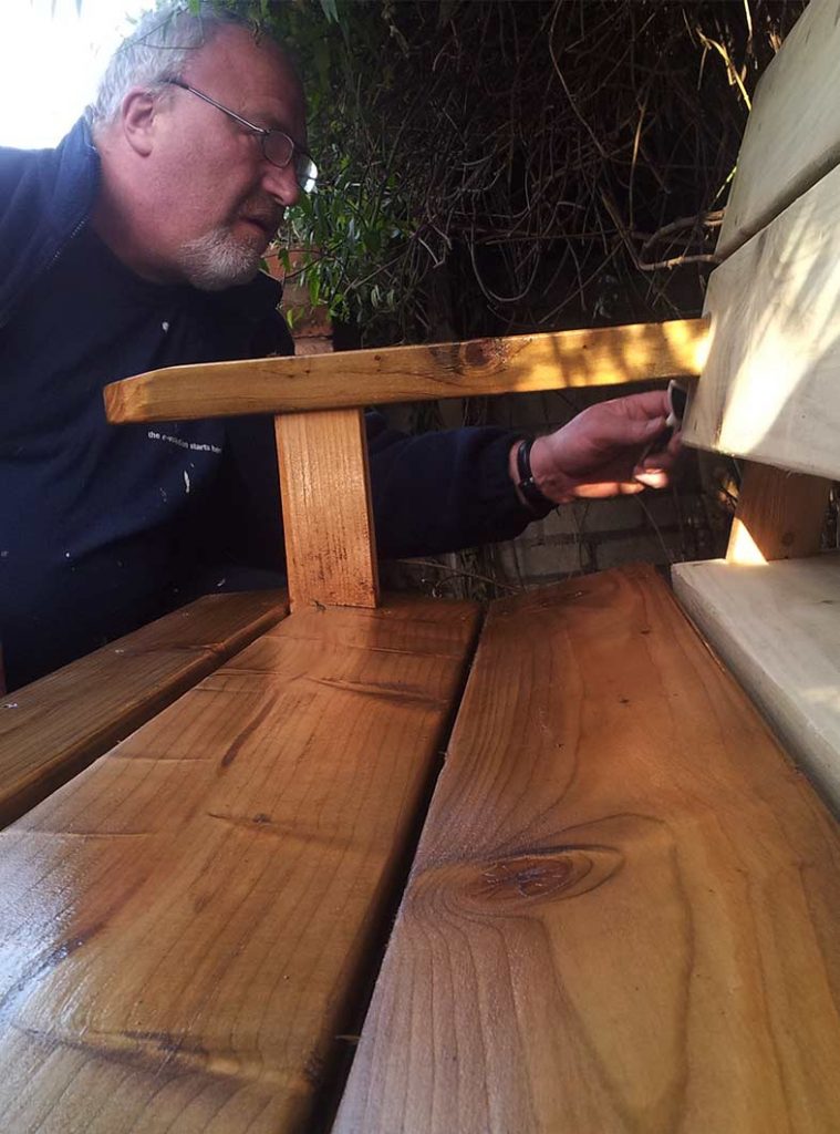 Oiling the bench gives the wood a warm colour and highlights the grain